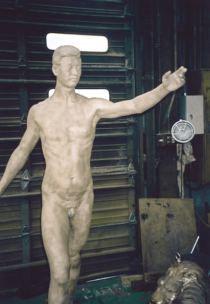 腕部腕部分が折れた男性像の修復分が折れた男性像の修復